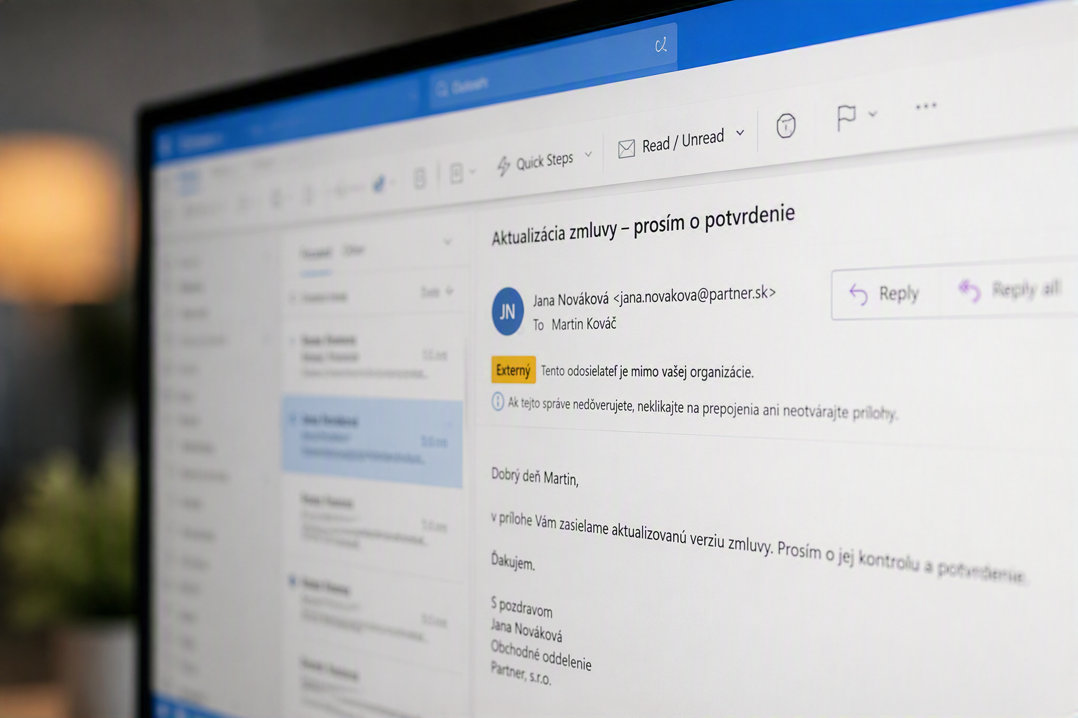 Označenie externého odosielateľa v Microsoft Outlook na monitore počítača.